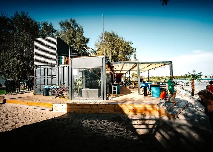 Molo Surf Spot مكان تخييم