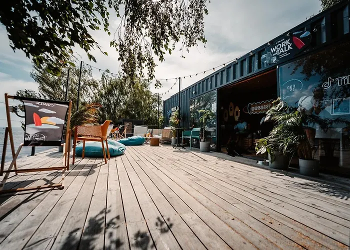 Molo Surf Spot مكان تخييم