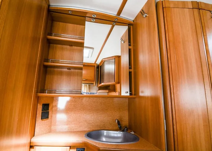 Molo Surf Spot مكان تخييم