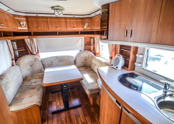 Molo Surf Spot مكان تخييم ياستارنيا